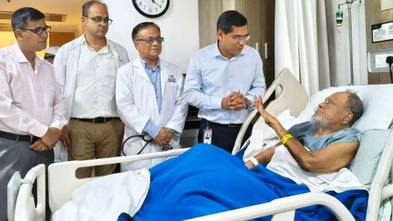 হাসপাতালে চিকিৎসাধীন ব্যারিস্টার রফিকুল ইসলাম মিয়াকে দেখে এলেন প্রধানমন্ত্রীর প্রতিনিধি