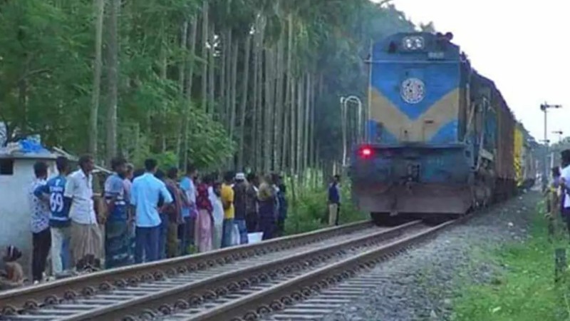 নীলফামারীতে চলন্ত ট্রেন থেকে পড়ে স্কুল শিক্ষার্থী আহত