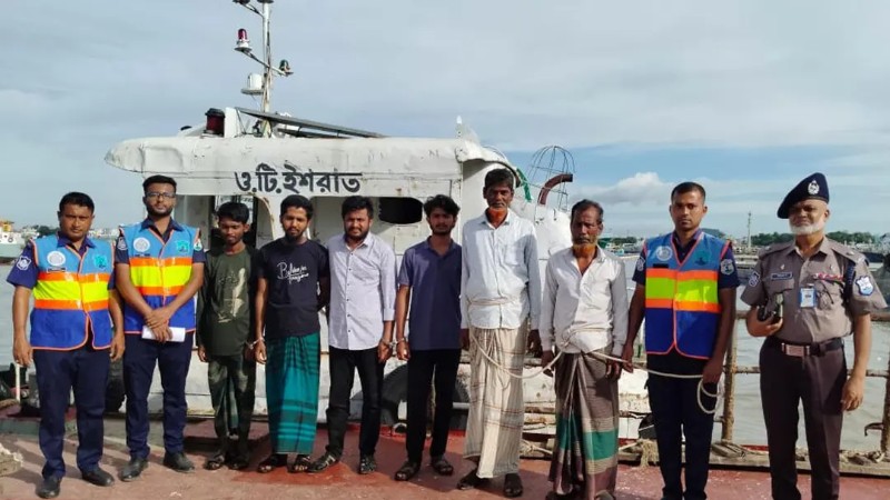 কর্ণফুলী নদীতে প্রায় ১৩ হাজার লিটার চোরাই ডিজেলসহ গ্রেপ্তার ৬