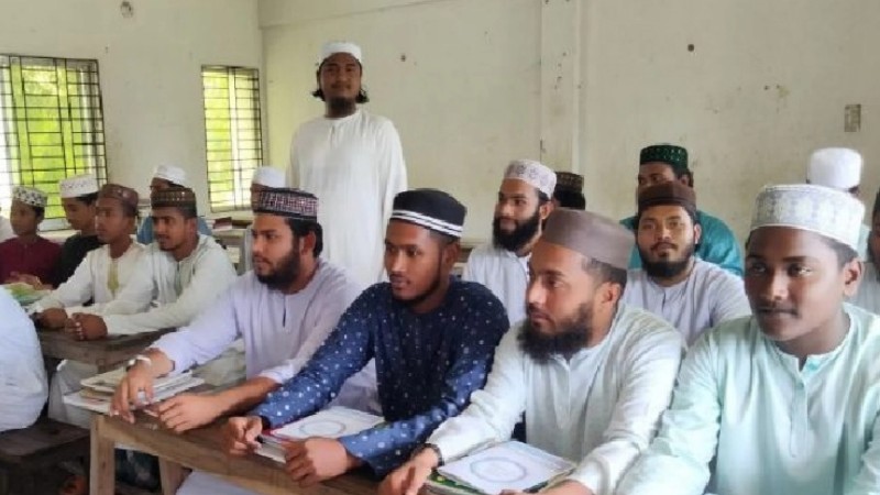মাদ্রাসা শিক্ষকদের জন্য সুখবর: মে ও জুন মাসের বেতন-ভাতার চেক হস্তান্তর