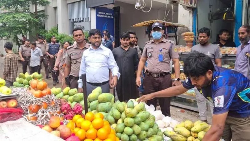 নিউমার্কেটে উচ্ছেদ অভিযান: ২০০ স্থাপনা উচ্ছেদ, ৪০ হাজার টাকা জরিমানা