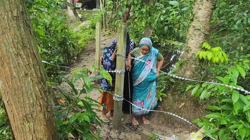 শতবর্ষী চলাচলের পথ বন্ধ করে কাঁটাতারের বেড়া, দুর্ভোগে ৮ পরিবার