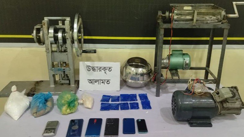 কেরানীগঞ্জে ইয়াবা তৈরির কারখানার সন্ধান, র‌্যাব পরিচয়ে গ্রেপ্তার ৪