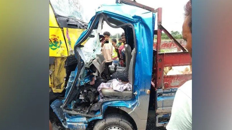 বগুড়ায় পিকআপ ও ট্রাকের মুখোমুখি সংঘর্ষে নিহত ৪