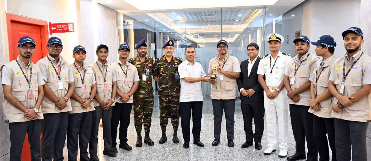 প্রধানমন্ত্রীর সঙ্গে আন্ডার ওয়াটার রোবোটিক ড্রোন নির্মাণ দলের সাক্ষাৎ