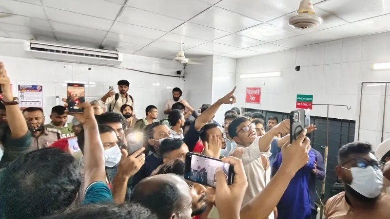 ঢামেকের জরুরি বিভাগে দুই গ্রুপের সংঘর্ষ, চিকিৎসাসেবা সাময়িক বন্ধ