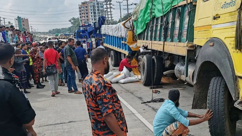 বগুড়ায় দাঁড়িয়ে থাকা ট্রাকে অপর ট্রাকের ধাক্কায় নিহত ৩