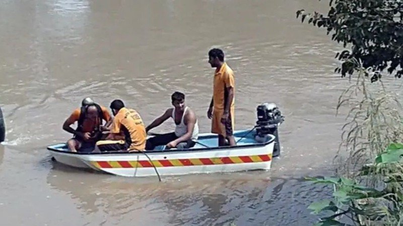 পাকিস্তানে বরযাত্রীবাহী অটোরিকশা খালে পড়ে শিশুসহ নিহত ১২
