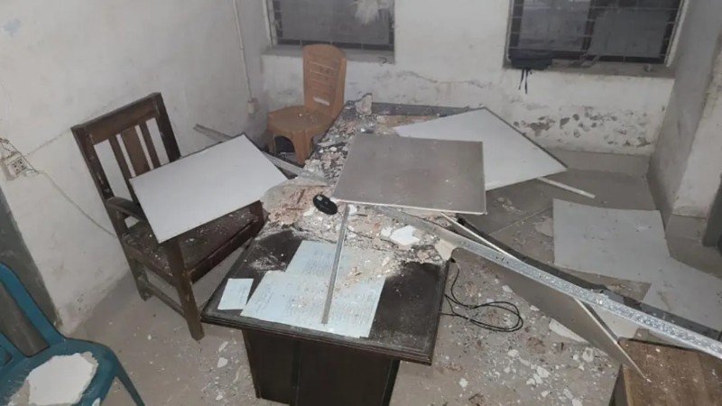 থানায় ছাদের পলেস্তারা ধসে পুলিশ কর্মকর্তা আহত